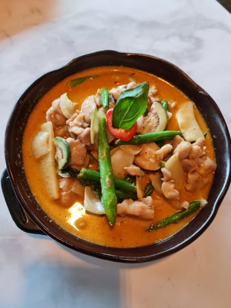 Poulet mit Rote Thai Curry