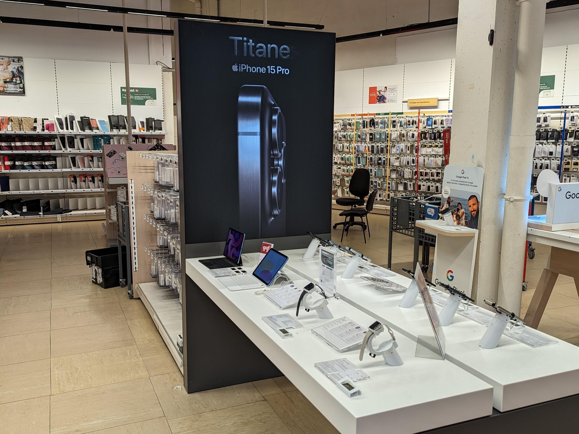 iphone 15, iphone 15 pro, iphone 15 plus, iphone pro max et ipad  sur la table de démonstration apple à boulanger nantes atlantis saint herblain