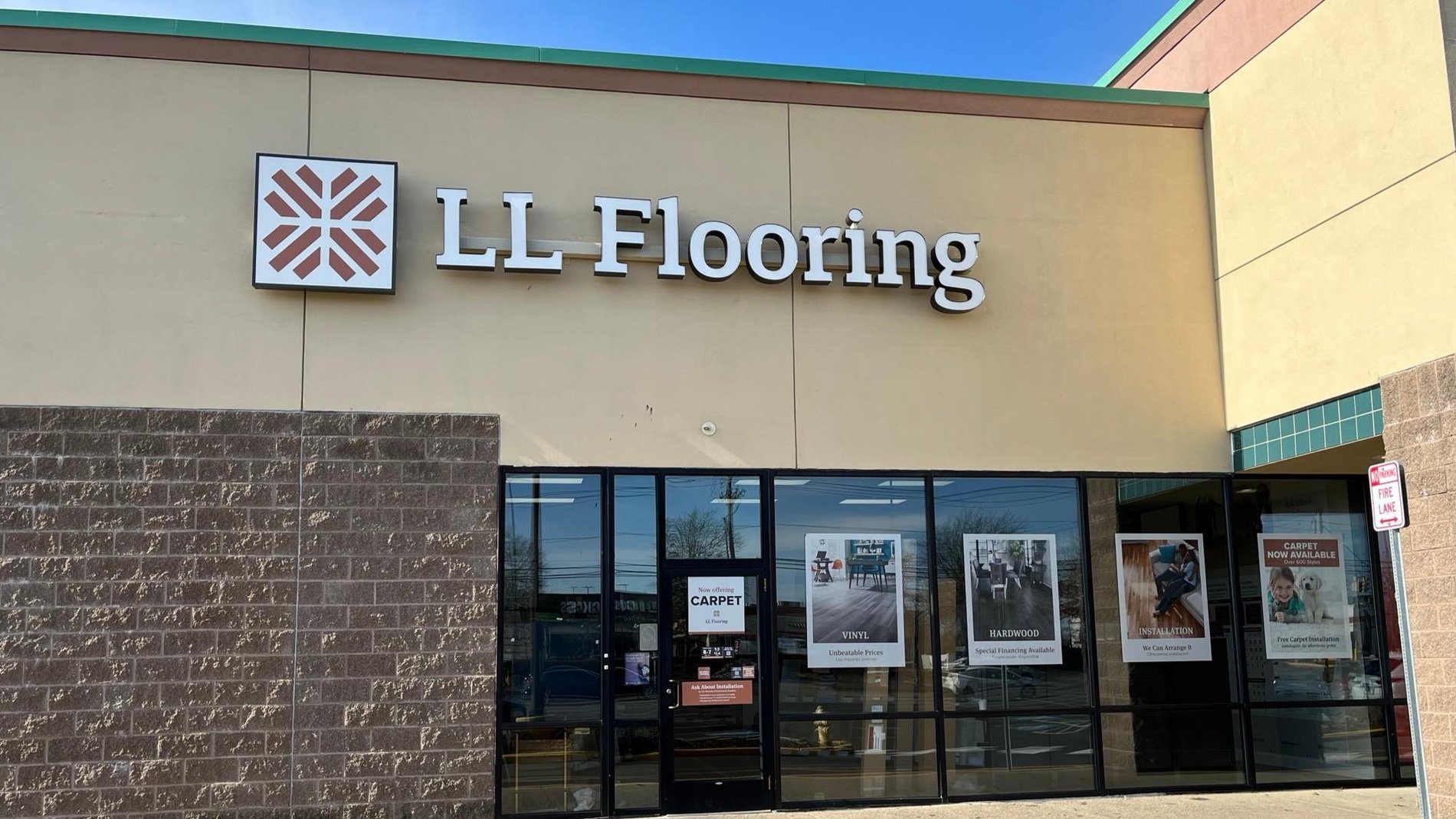 LL Flooring #1232 North Haven | 430 Universal Drive North | Storefront