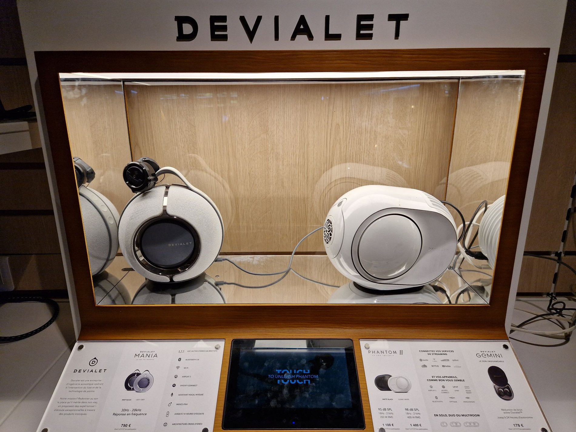 Présentoir Devialet du magasin Boulanger Lognes