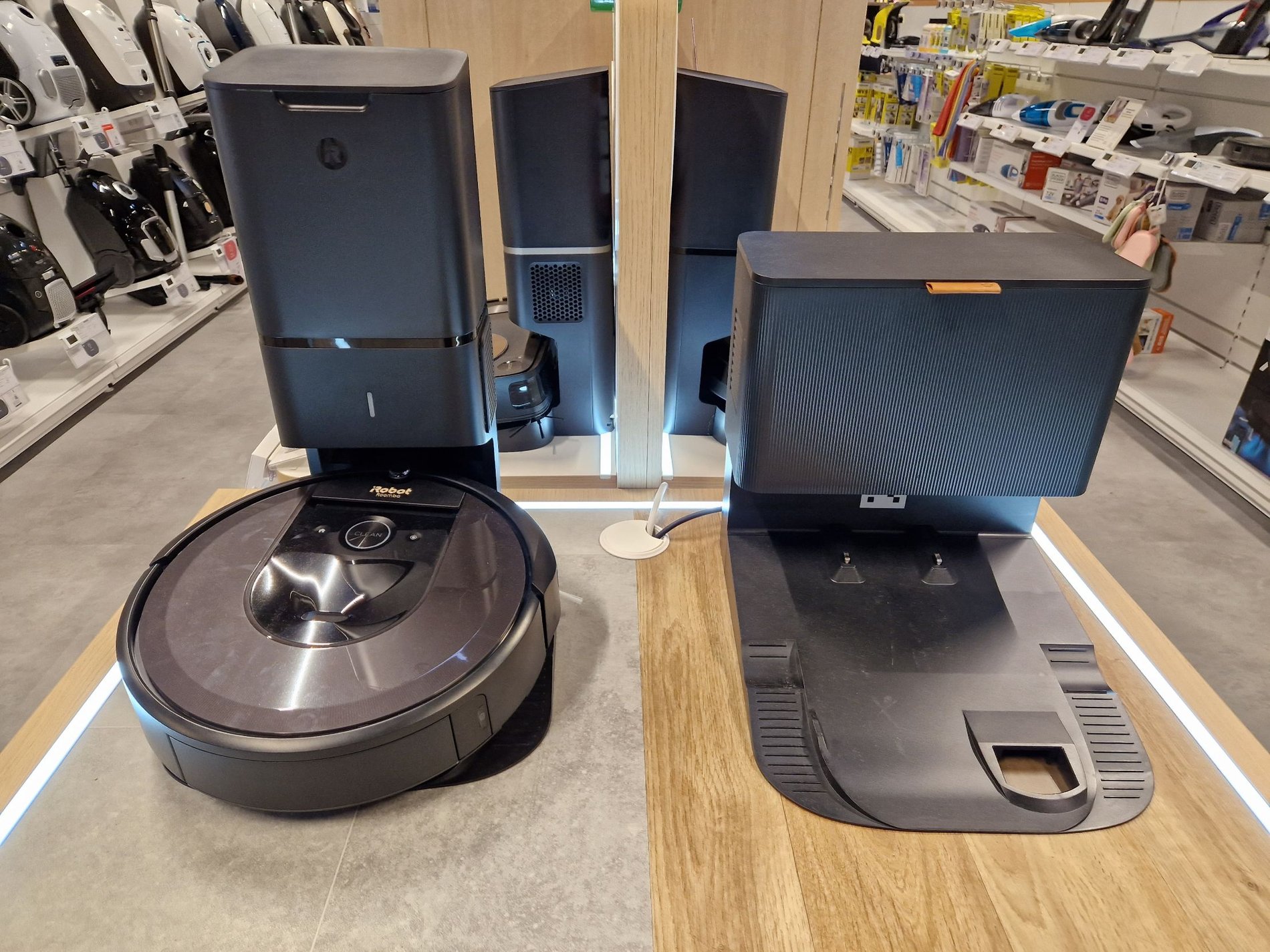 Présentoir Aspirateur IRobot du magasin Boulanger Lognes