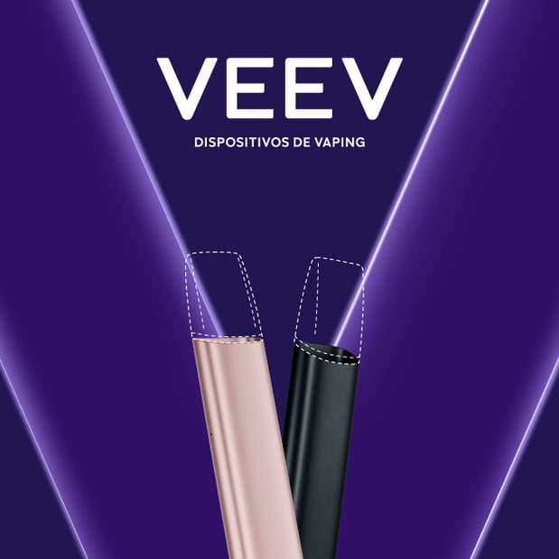 Dois dispositivos aproximados VEEV ONE um em rosa, outro em preto, na vertical, parte superior com recarga a tracejado, levemente sobrepostos um no outro. Com V em roxo em fundo roxo escuro.