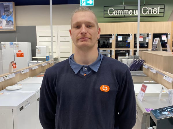 Alex fait parti de la Team Boulanger Bourg-en-Bresse depuis 2023 !
Il évolue au cœur des produits pour assurer le service client et une bonne gestion des stocks, de la réception des produits en réserve à la remise du produit au client. Ses rayons doivent toujours être “parfaits” ! Il est le représentant planète du magasin et s'attache à mettre en place tout les circuits de recyclages pour avoir le moins d'impact sur l'environnement.