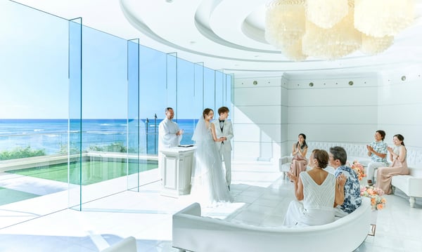 チャペルでゲストに祝福される新郎新婦