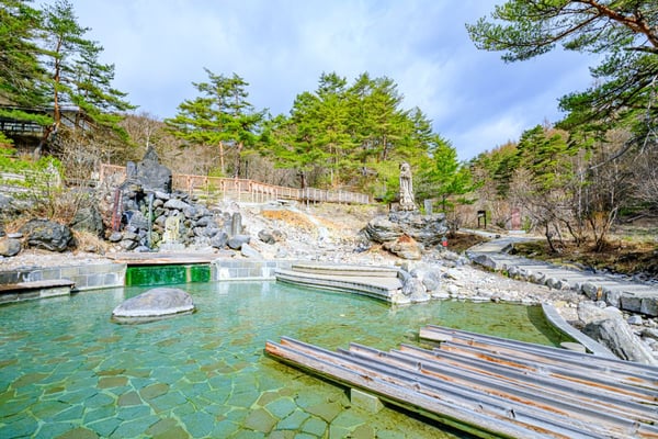春の草津温泉　西の河原公園