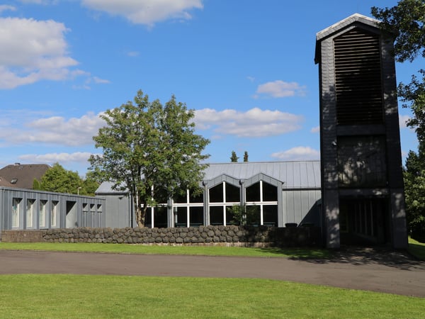 Die Kirche in Fehl Ritzhausen wurde 1965 erbaut und im Jahr 1968 eingeweiht. Gemeindezentrum, Kirchenraum und Glockenturm sind miteinander verbunden und umschließen einen großen Innenhof, der für viele Veranstaltungen genutzt werden kann. 
Im Inneren der Kirche sind die bunten Glasfenster sehenswert.