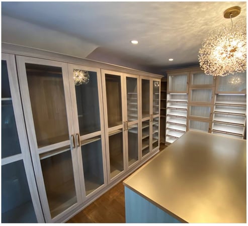 Walk-in with an island