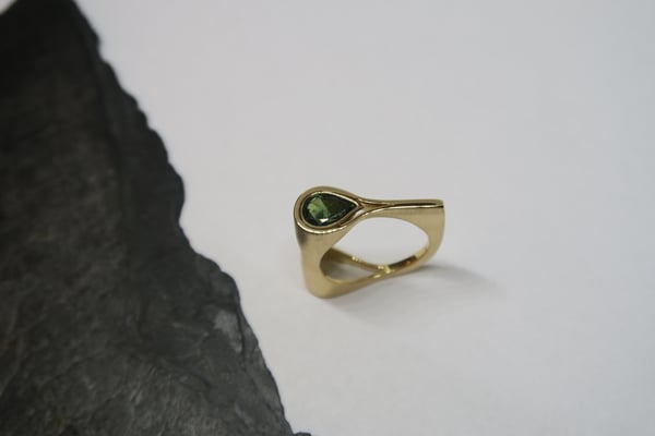 Bague moderne, or jaune et saphir vert bleu