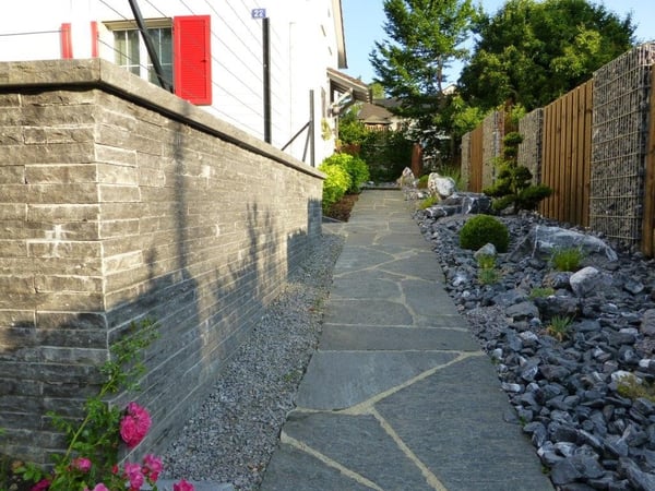 Mauer mit Zugangsgweg und seitlichem Sichtschutz  von garbatec ag in Beringen