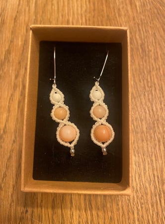 28.- Boucles d'oreilles Quartz saumon.  Vértues:  Aide à soigner les anémies et le manque de fer, meilleure oxygénation du sang.