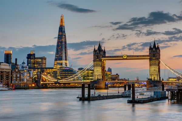 日没後のロンドンのタワーブリッジ。背景にはザ・シャードが見える。