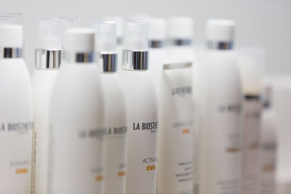 Für Ihr Haar verwenden wir auserlesene Produkte mit gösstem Anteil von natürlichen Wirkstoffe.