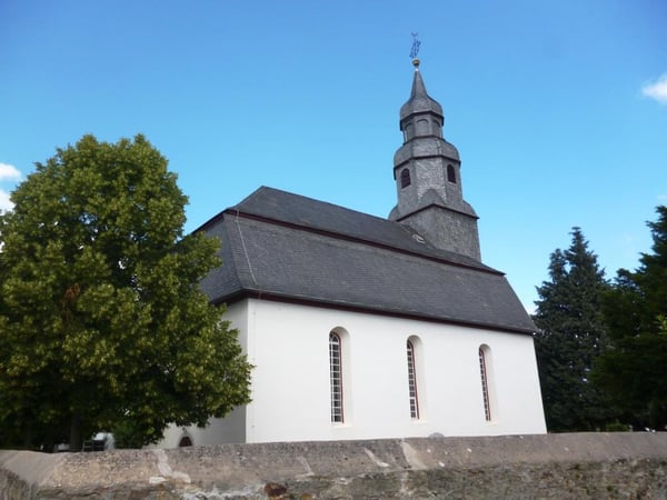 Seit mehr als 300 Jahren steht die evangelische Kirche Nauheim mitten im Dorf. Erbaut wurde sie als Ersatz einer kleineren Kapelle in den Jahren 1706-1708. Im Inneren strahlen die in Braun- und Rottönen gehaltenen Holzarbeiten Wärme aus. Markant sind die zahlreichen in goldener Schrift auf rotem Hintergrund auf Altar, Aufgang zur Kanzel sowie die Brüstungen der vorderen Sitzbänke und der beiden Emporen geschriebenen Bibelsprüche.