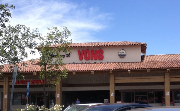 Vons Store Front Picture at 8011 University Ave in La Mesa CA
