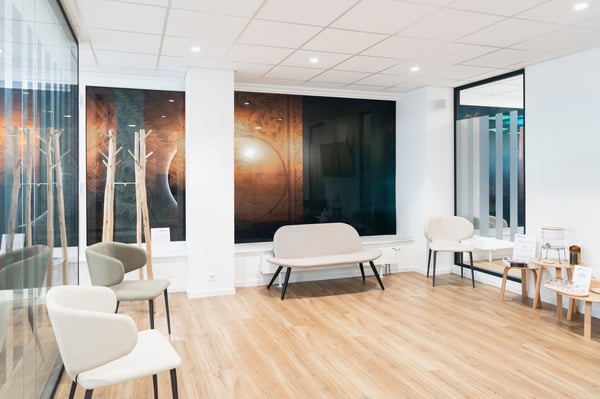 Salle d'attente de la clinique dentaire Ardentis, aménagée dans un cadre moderne, confortable et apaisant pour accueillir les patients avant leur rendez-vous.