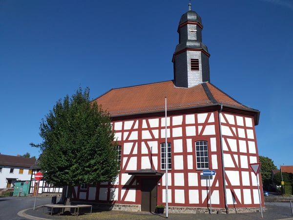 Die Fachwerkkirche in Mücke-Ruppertenrod wurde 1710 errichtet. Charakteristisch ist das rechteckige, hochaufragende Langhaus. Die Bernhardorgel stammt aus dem Jahr 1851. Über die Region bekannt wurde die Kirche durch das jährlich im Herbst präsentierte Körnerbild.
