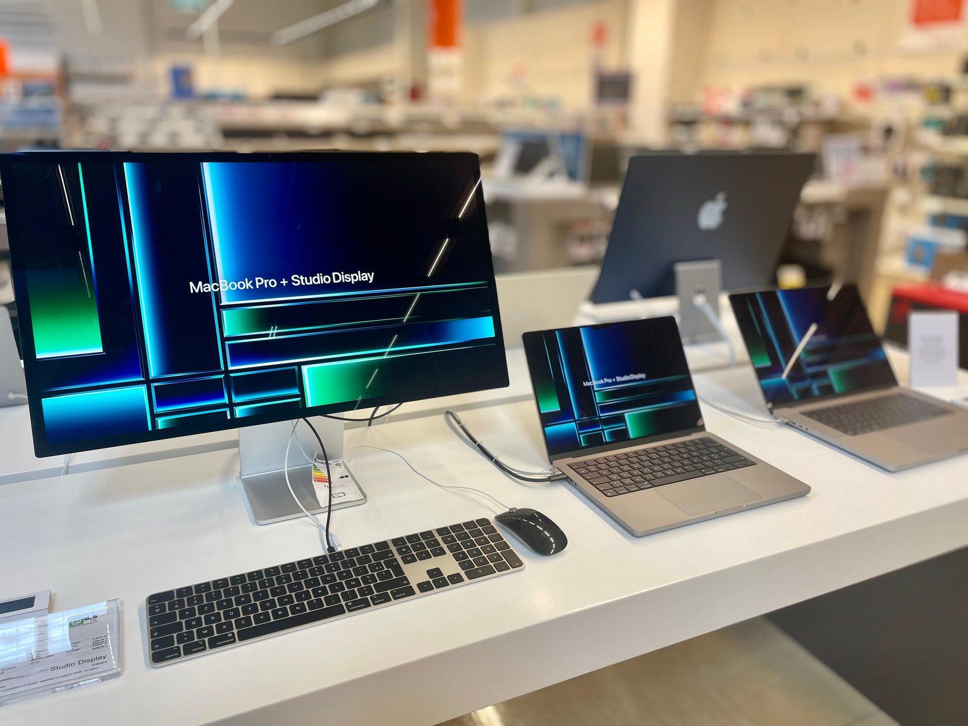 Apple Studio Display, MacBook Pro, Magic Mouse dans votre magasin Boulanger Saint-Nazaire Trignac