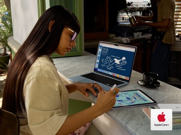 Étudiante utilisant un MacBook Air et un iPad avec Apple Pencil pour ses études, avec AppleCare+, chez Boulanger Nîmes.