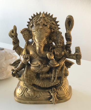 Ganesha und Lakshmi für Kraft im Raum von Yoga Anjali