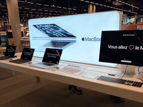 Vu de rayon Apple Mac et Macbook avec les produits disposés en magasin.