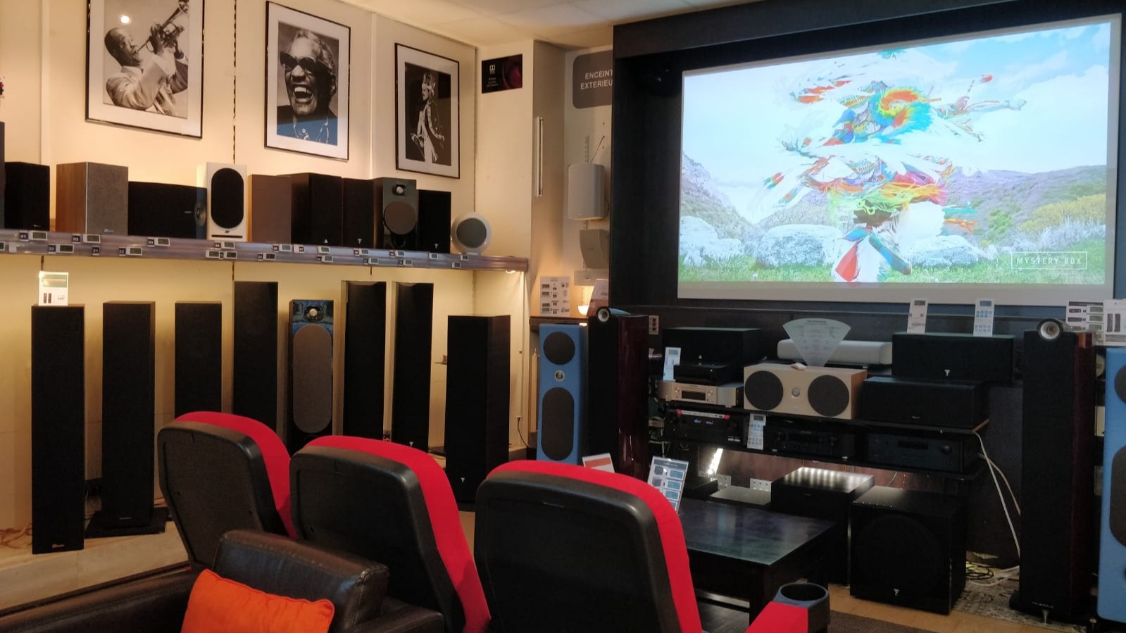 Auditorium du magasin Boulanger Toulouse Saint-Orens de Gameville spécialisé dans l'électroménager et le multimédia