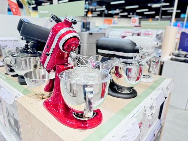 Et si le robot pâtissier vous facilitait la cuisine ? Roi des gâteaux et pâtisseries en tous genres, le robot cuisinier excelle tout autant côté salé. Kitchenaid Artisan, Masterchef ou Kmix pétrissent les pâtes à votre place, émincent les légumes, fouettent vos préparations, mixent vos smoothies et hachent à volonté. Leur secret ? Des accessoires culinaires interchangeables, du pétrin au blender en passant par le hachoir ! Le robot pâtissier chauffant peut même cuire vos préparations...