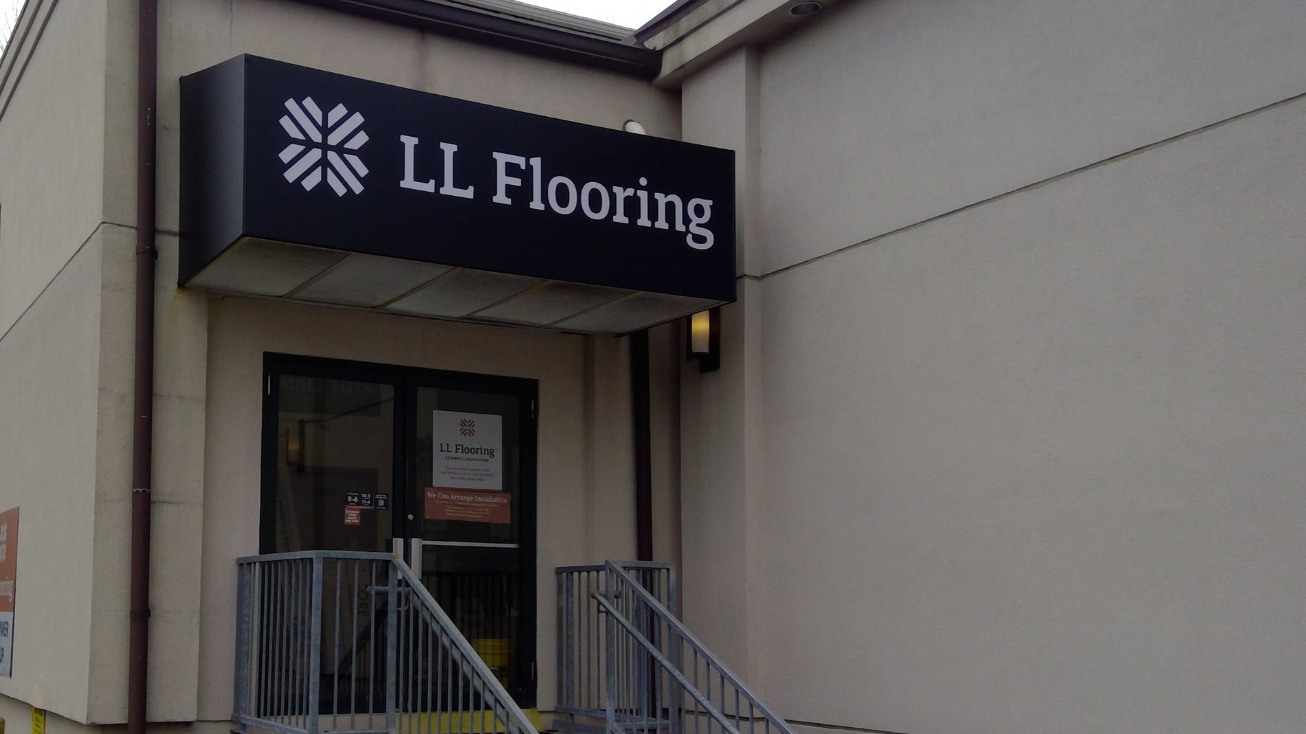 LL Flooring #1094 Norwalk | 651 Connecticut Avenue | Storefront
