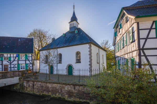 Kirche im Dorf Gruiten