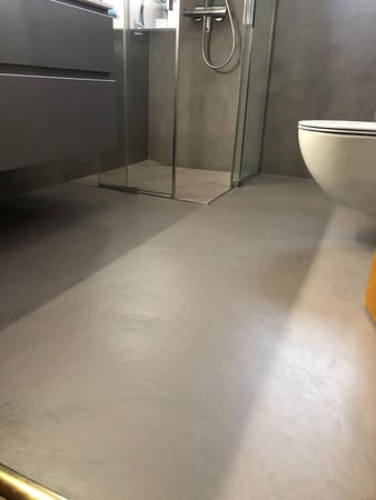 bagno nuovo con finitura in resina