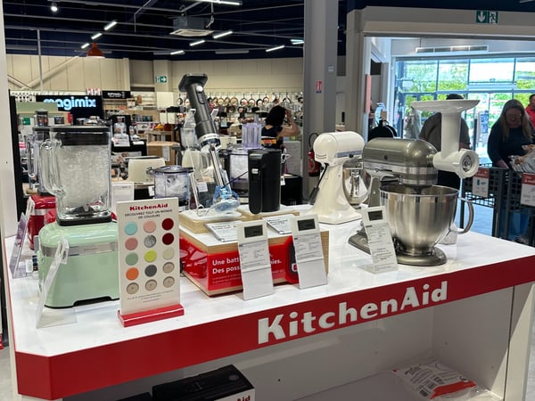 🍰 L’univers KitchenAid – Boulanger Orléans Saran
Laissez parler votre créativité culinaire avec KitchenAid, la marque iconique des passionnés de cuisine.
Retrouvez chez Boulanger Orléans Saran les célèbres robots pâtissiers, ainsi que toute une gamme de petit électroménager robuste et design : blenders, batteurs, hachoirs, accessoires…

📍 À découvrir dans votre magasin, au rayon cuisine et préparation culinaire.