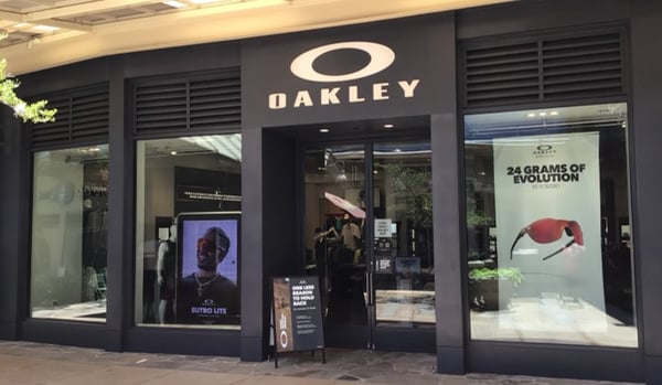 Oakley la plaza clearance mall