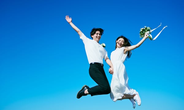 ジャンプするカップル