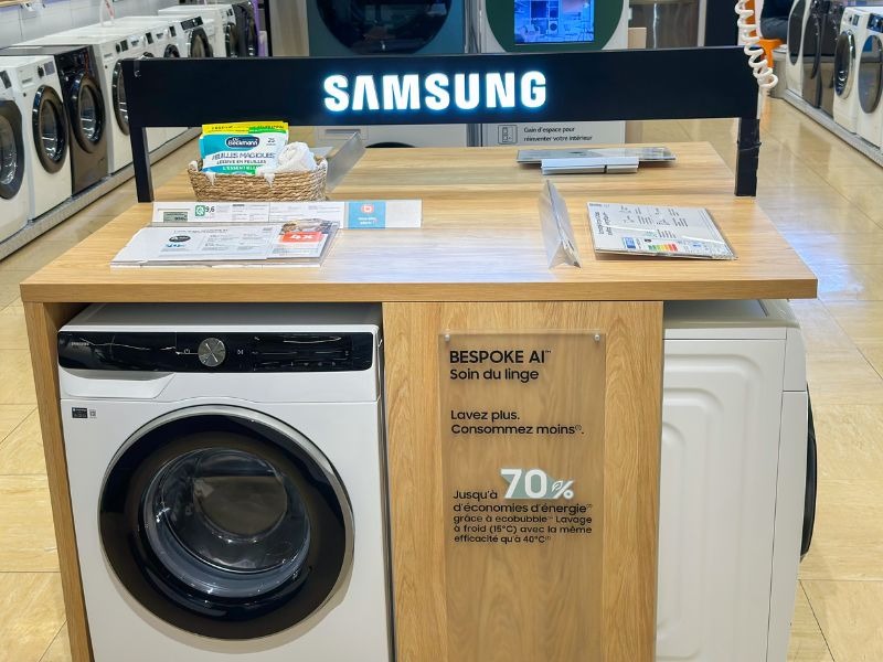 Au magasin boulanger avignon le pontet, rentrez dans l'univers de la maison connectée avec la gamme de soin de linge Bespoke AI de samsung. Elle vous permet de laver efficacement grâce à l'Intelligence Artificielle. La technologie Ecobubble™ garantit un lavage à froid efficace tandis que les capteurs intelligents calculent la quantité optimale d'eau et de lessive. Résultat: des vêtements lavés avec soin en profondeur, sans surdosage.
