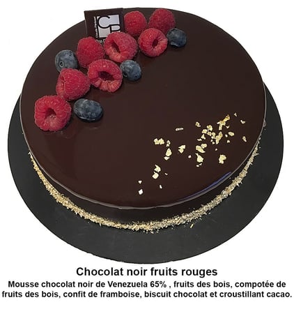 Gâteau chocolat noir et fruits rouges