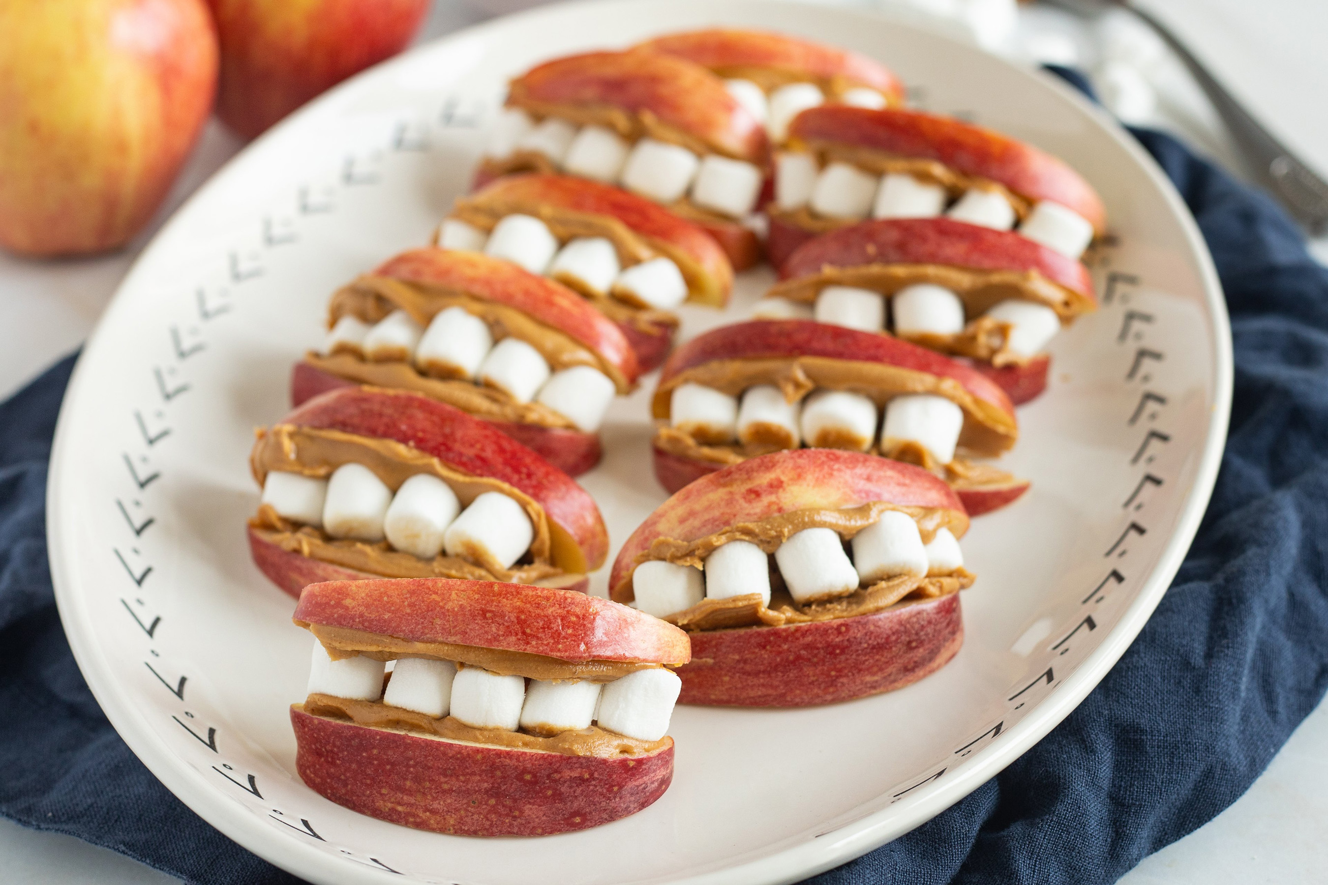 halloween themed apple and marsh mellow snacks