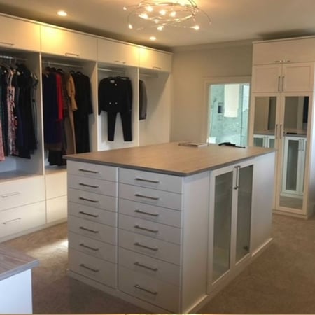 Richmond - Custom closets -  Walk-in closet with organized clothes and storage island