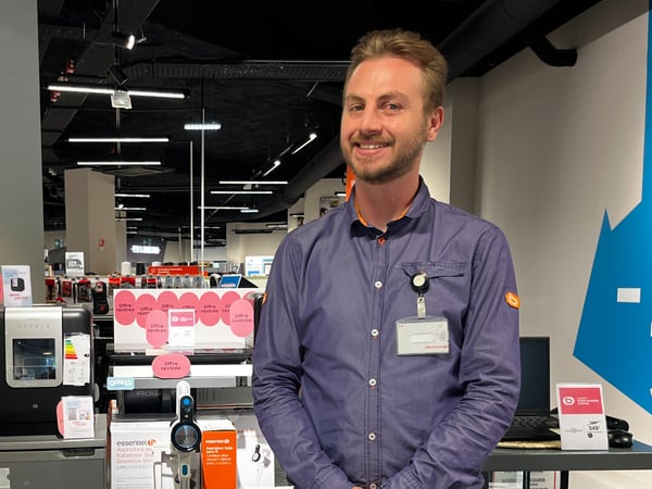 Antoine, vendeur électroménager au magasin   Boulanger Aix en Provence