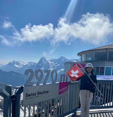 スイス　シルトホルンにて　
後ろに見えるのはユングフラウ三山です🏔