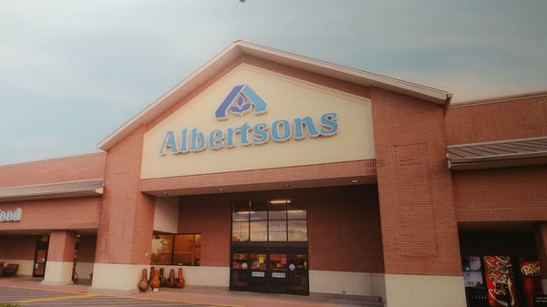 Albertsons Store Front Picture at 2750 Country Club Rd in Lake Charles LA