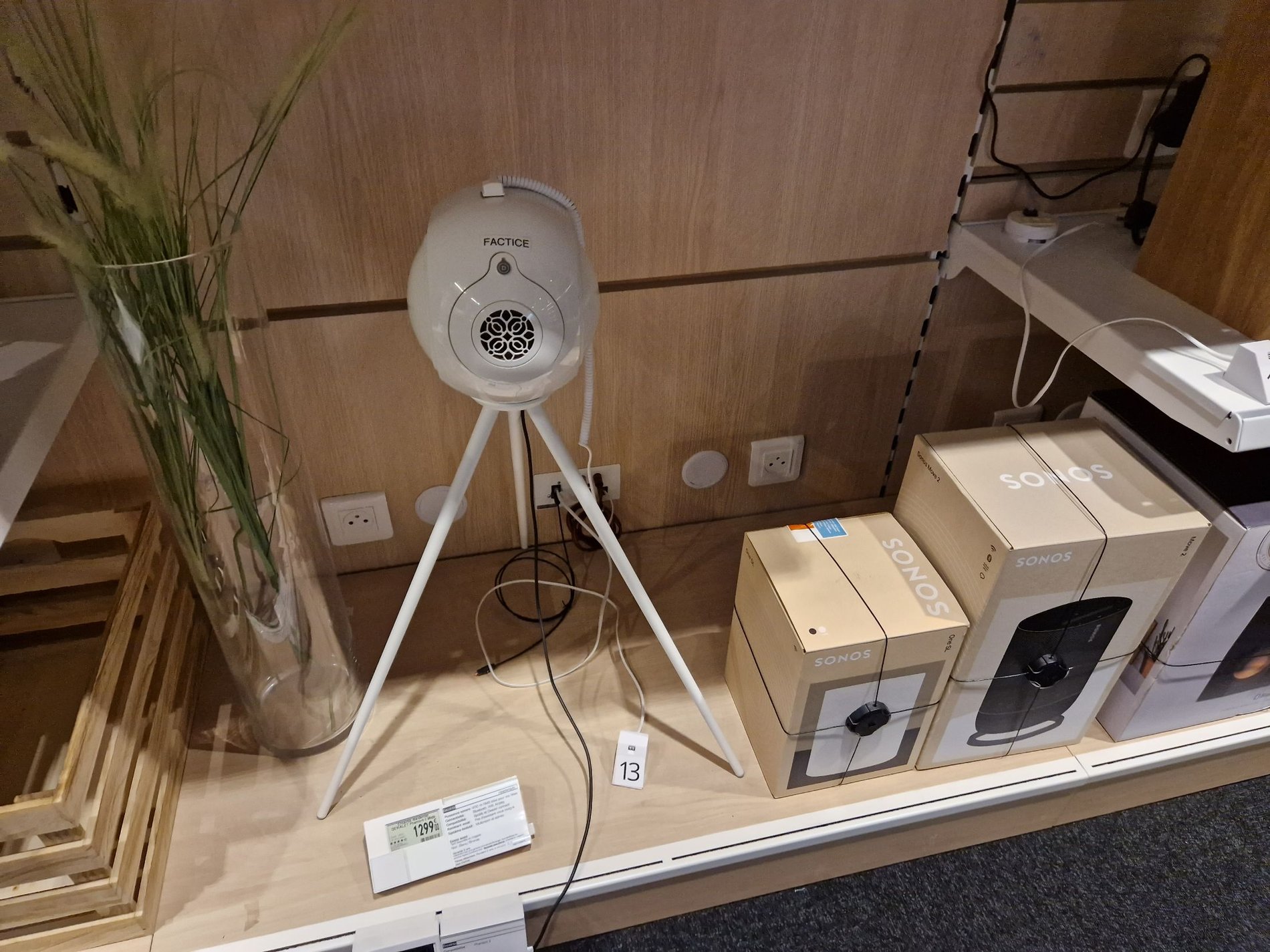 Présentoir Devialet du magasin Boulanger Lognes