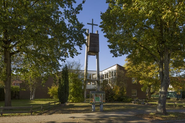 Modernes Kirchengebäude mit freistehendem Glockenturm.