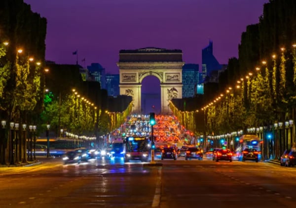 ライトアップされたシャンゼリゼ通り