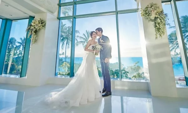 チャペルで記念撮影をする新郎新婦