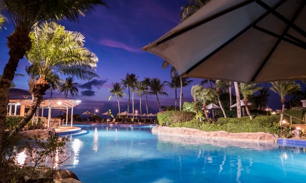 ハイアット リージェンシー グアム　夜のプール