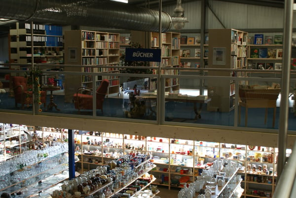 oben in der Gallerie finden Sie unsere Bibliothek, Mediathek und anders