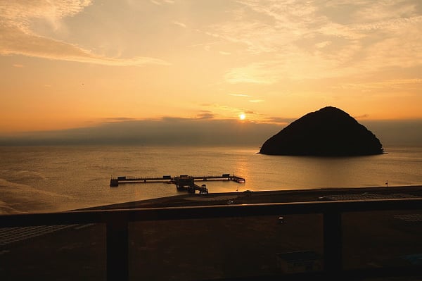 夕日に染まる浅虫海づり公園と湯ノ島が眺められる