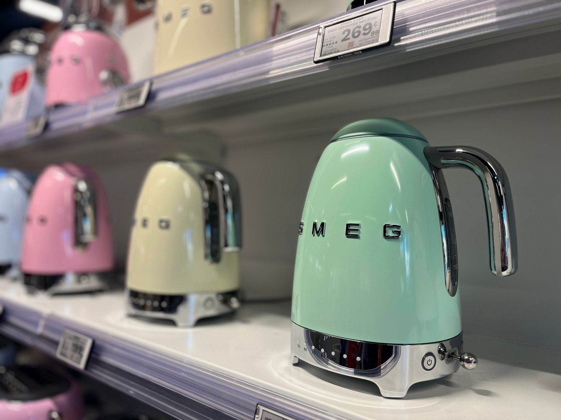 Bouilloire SMEG au sein du magasin Boulanger Aix-en-Provence proche de pertuis, Salon de provence, Puyricard, Aix les milles, Venelles et Eguilles.