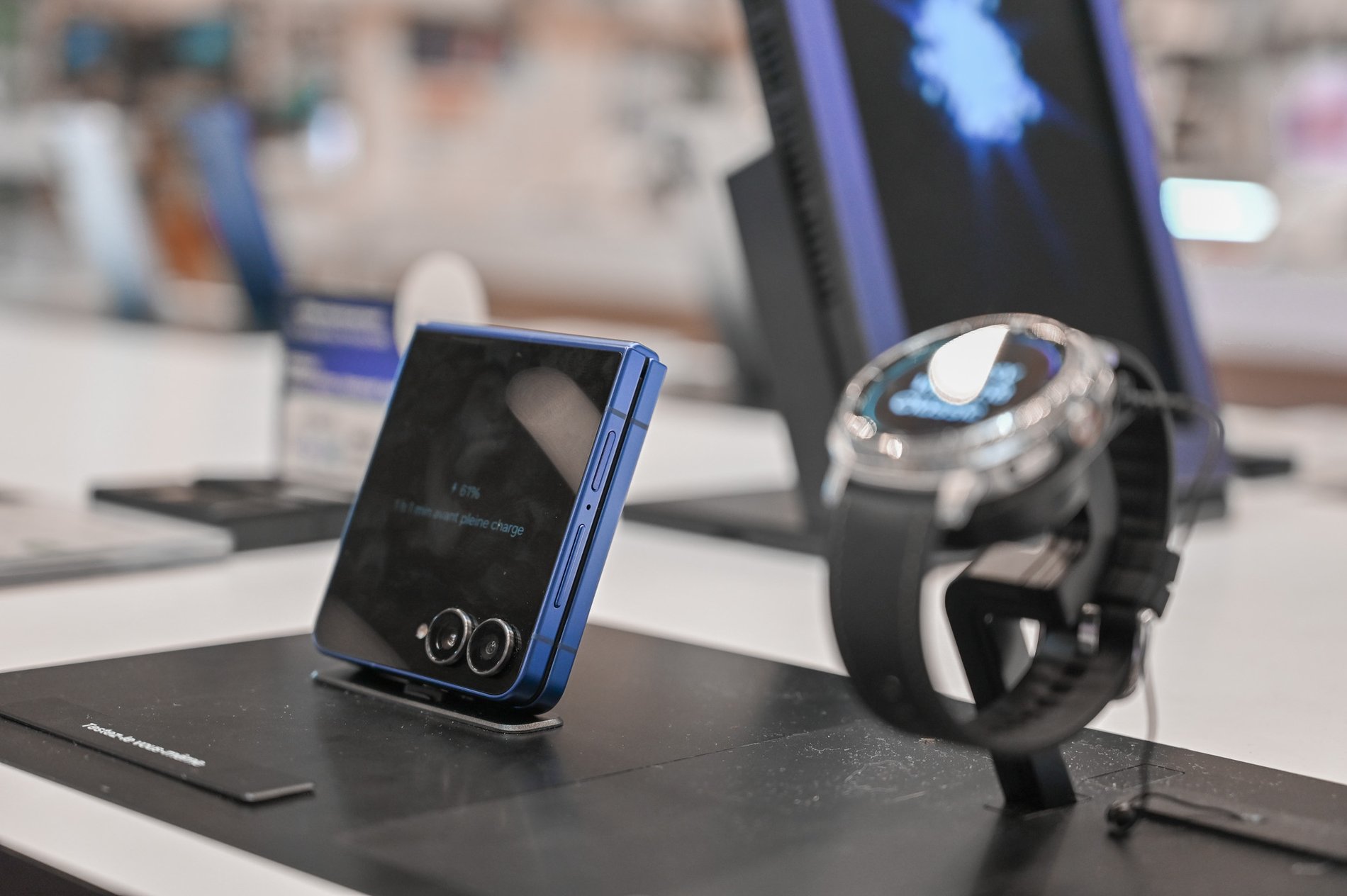 Samsung Galaxy Flip 7 vu de près Boulanger Toulon - La Garde
