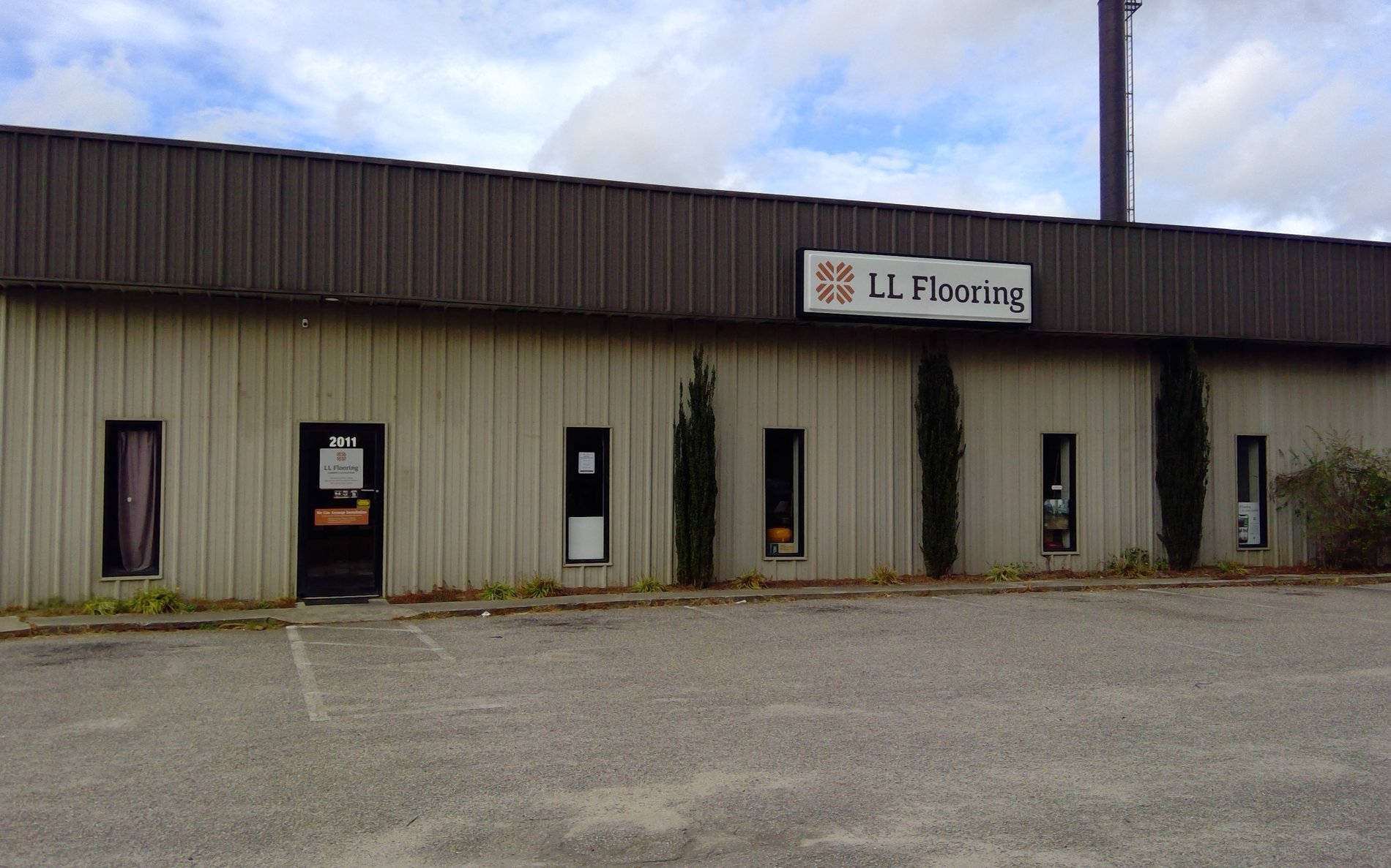 LL Flooring #1186 Florence | 2011 North Cashua Drive | Storefront