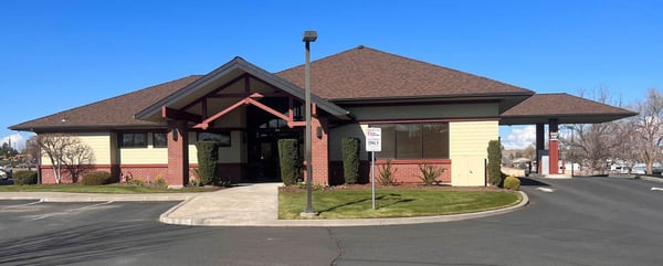 Exterior image of First Interstate Bank in Madras, Oregon.